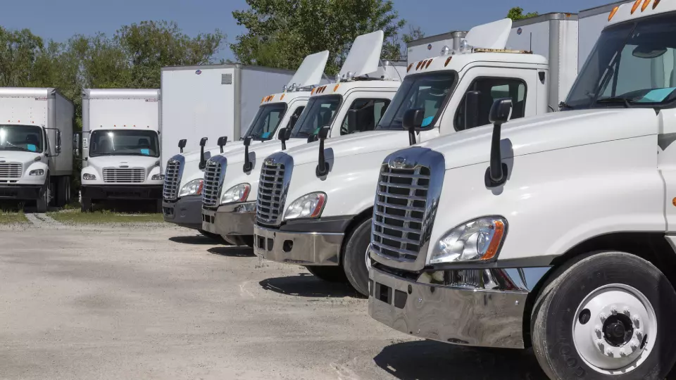 can freight brokers own trucks