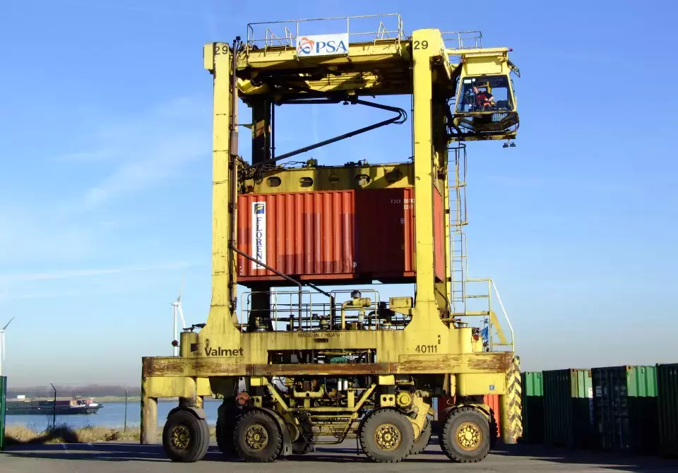 straddle carrier stacking containers